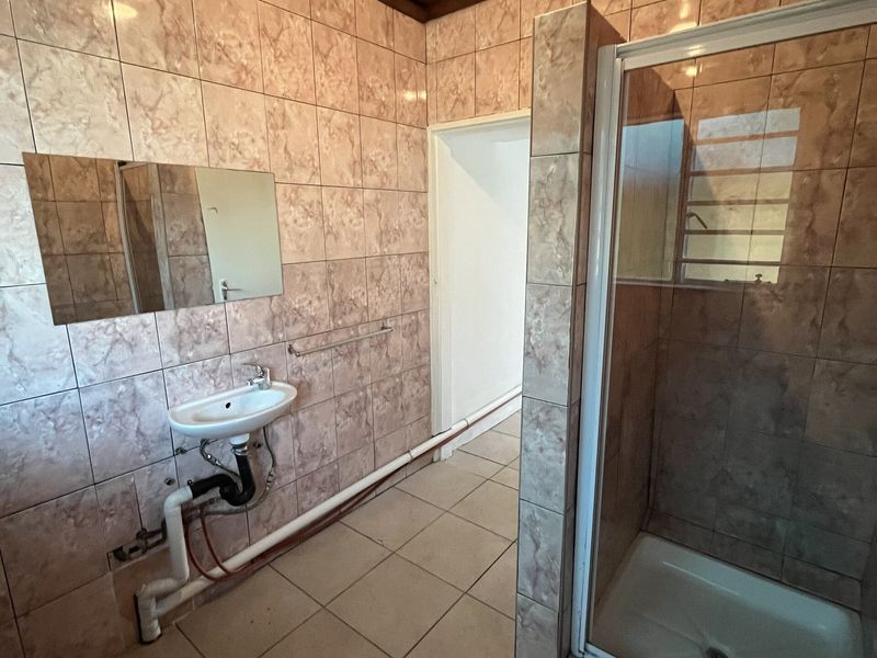 Spacious Studio/bachelor Apartment ,1-bathroom In Bosmont - Photo 3