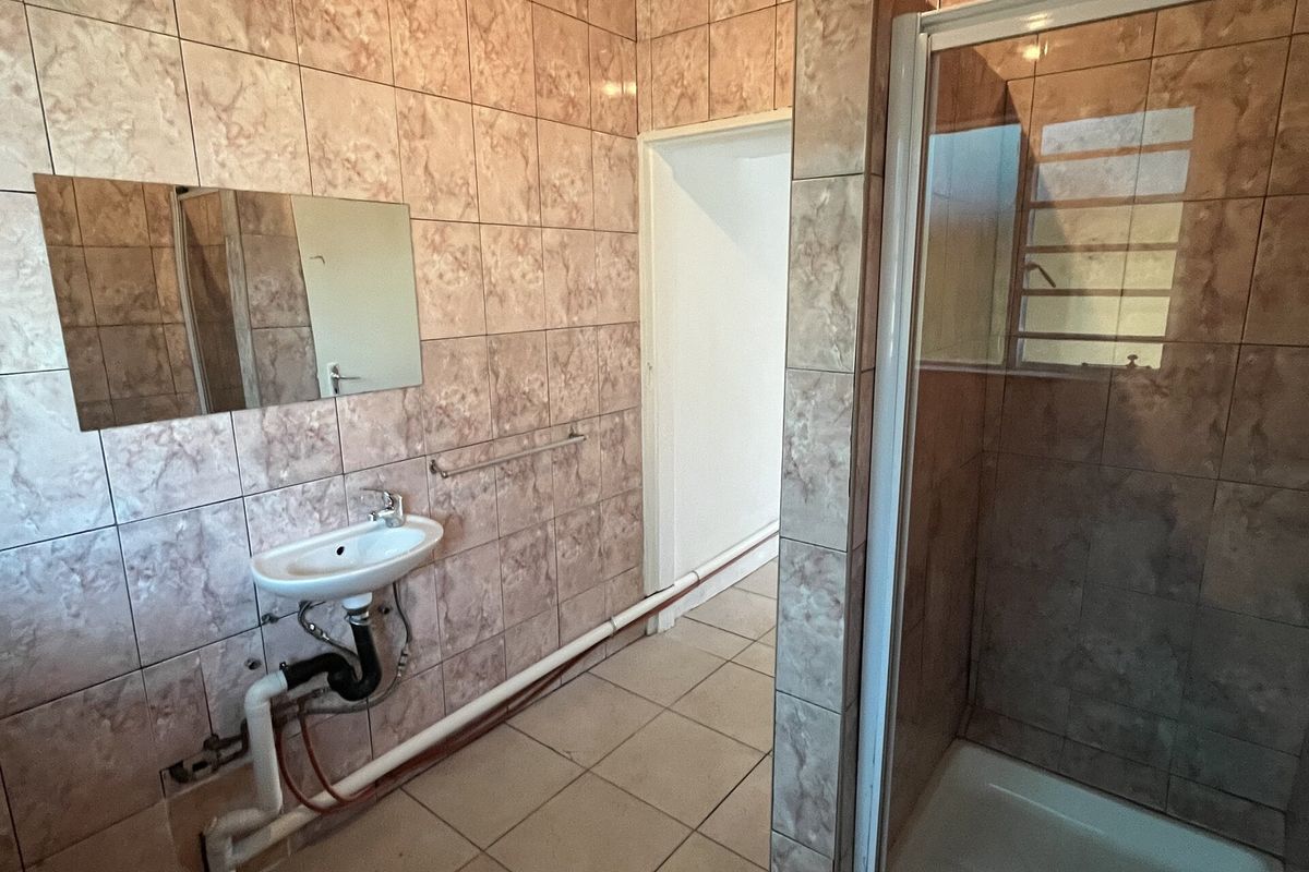 Spacious Studio/bachelor Apartment ,1-bathroom In Bosmont - Photo 3