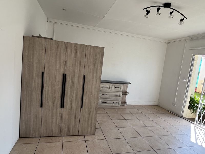 Spacious Studio/bachelor Apartment ,1-bathroom In Bosmont - Photo 7
