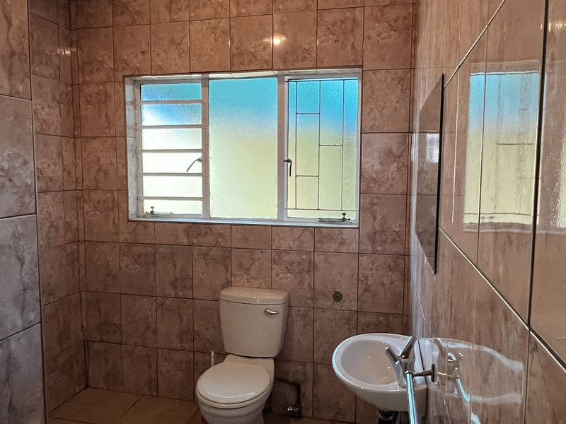 Spacious Studio/bachelor Apartment ,1-bathroom In Bosmont - Photo 9