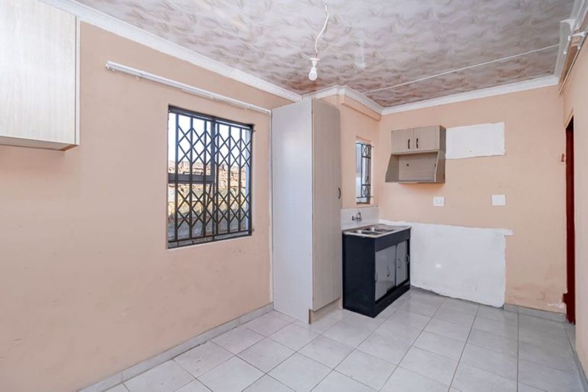 Secure 2-Bedroom And 1-Bathroom Cottage In Glenridge, Protea Glen - Photo 2