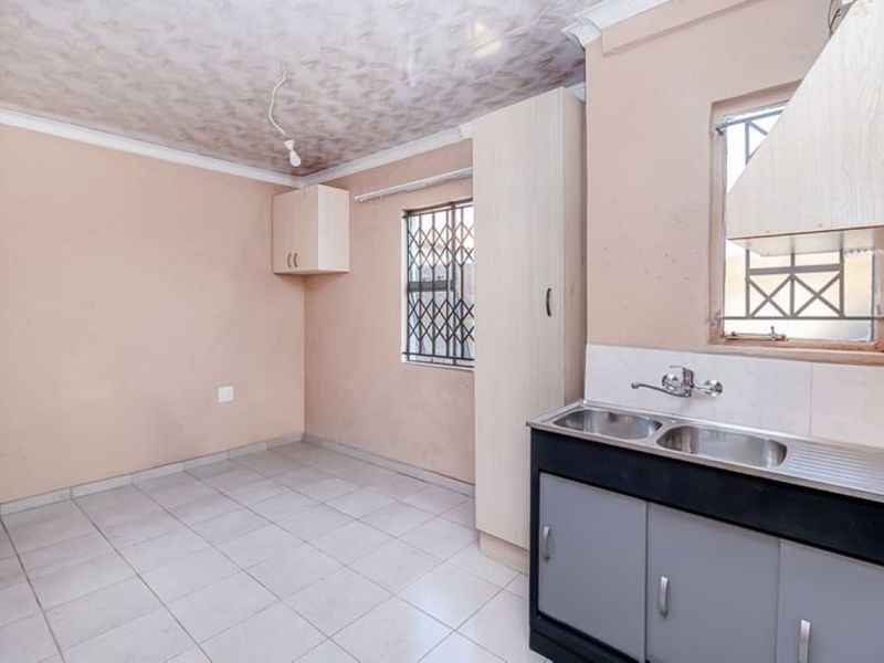 Secure 2-Bedroom And 1-Bathroom Cottage In Glenridge, Protea Glen - Photo 3