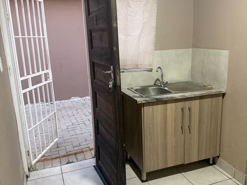 Secure 1-bedroom And 1-bathroom Cottage In Jacaranda Street - Photo 1