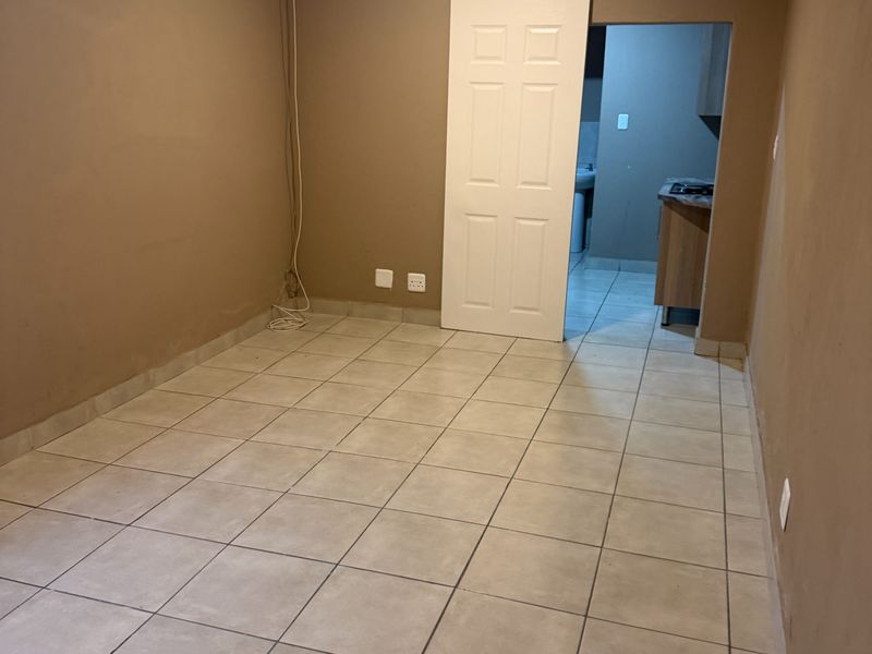 Secure 1-bedroom And 1-bathroom Cottage In Jacaranda Street - Photo 5