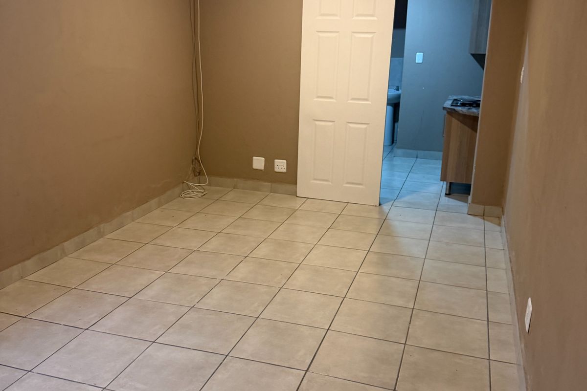Secure 1-bedroom And 1-bathroom Cottage In Jacaranda Street - Photo 5