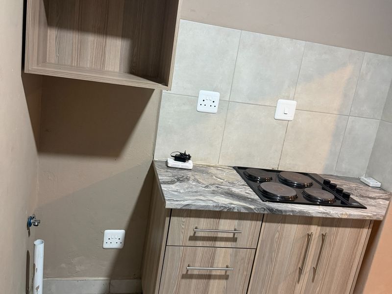 Secure 1-bedroom And 1-bathroom Cottage In Jacaranda Street - Photo 2