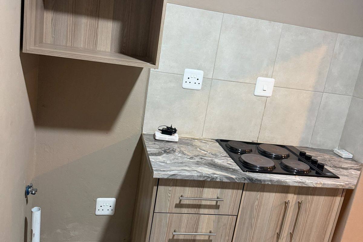 Secure 1-bedroom And 1-bathroom Cottage In Jacaranda Street - Photo 2