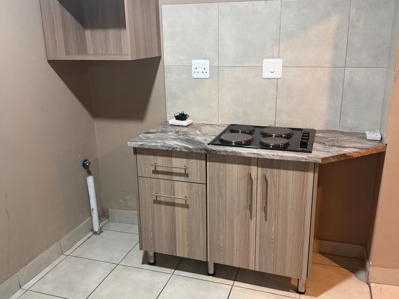 Secure 1-bedroom And 1-bathroom Cottage In Jacaranda Street - Photo 3
