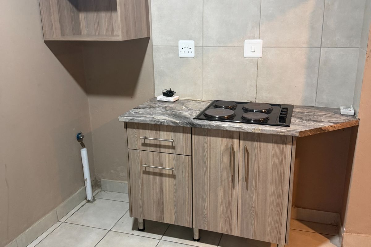 Secure 1-bedroom And 1-bathroom Cottage In Jacaranda Street - Photo 3