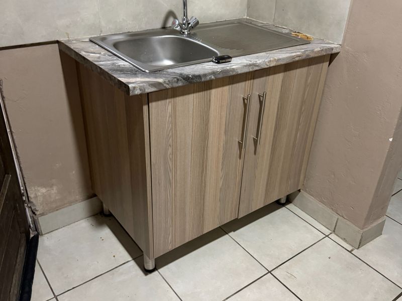 Secure 1-bedroom And 1-bathroom Cottage In Jacaranda Street - Photo 4