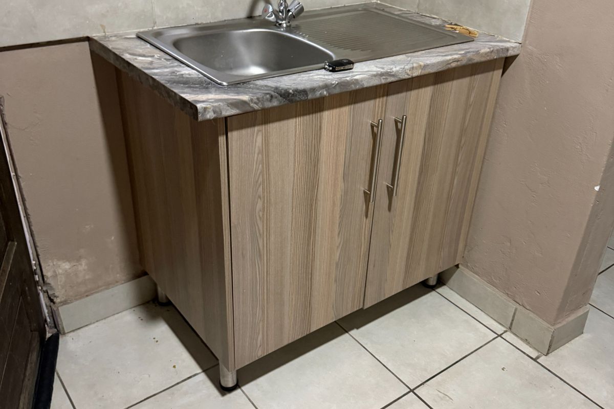 Secure 1-bedroom And 1-bathroom Cottage In Jacaranda Street - Photo 4