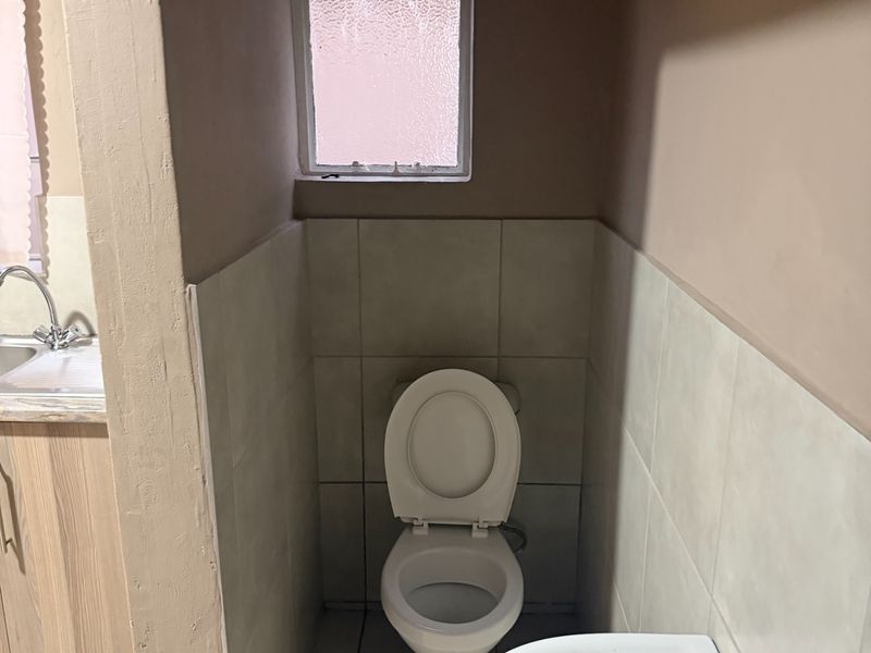 Secure 1-bedroom And 1-bathroom Cottage In Jacaranda Street - Photo 7