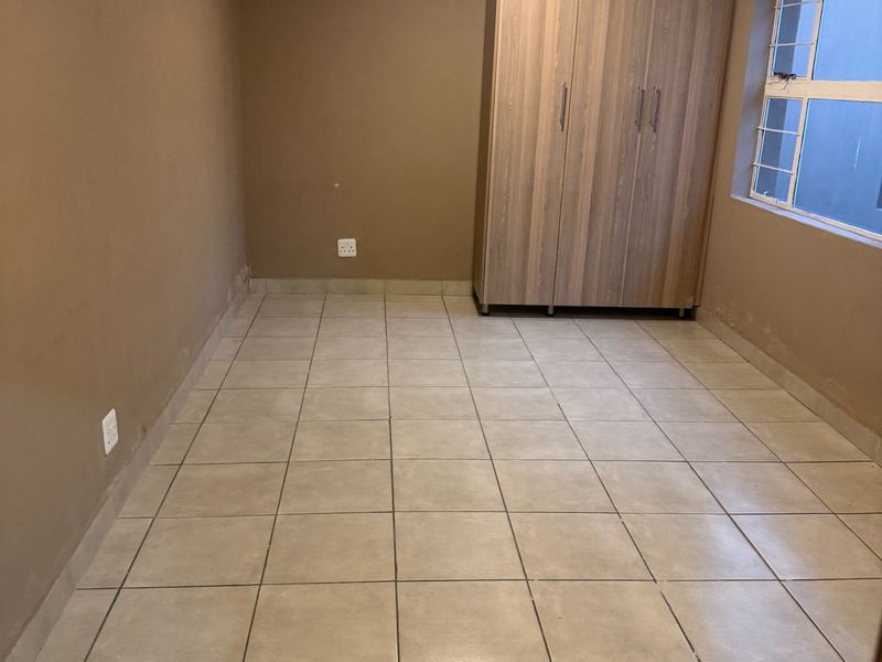 Secure 1-bedroom And 1-bathroom Cottage In Jacaranda Street - Photo 6