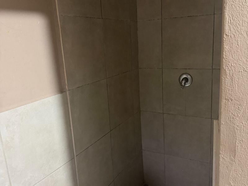 Secure 1-bedroom And 1-bathroom Cottage In Jacaranda Street - Photo 8