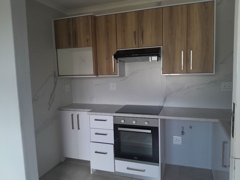 Beautiful Newly Renovated 2-bedroom Town House In Rondebosch East - Photo 2