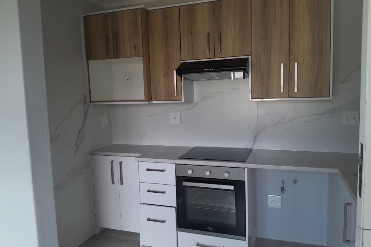 Beautiful Newly Renovated 2-bedroom Town House In Rondebosch East - Photo 2