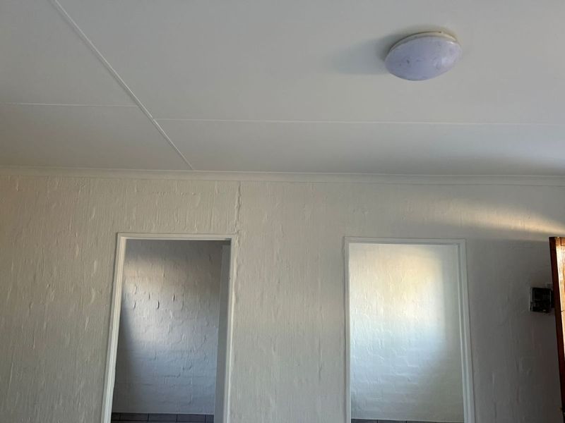 Beautiful 2-Bedroom And 1,5-Bathroom House In Oliven Ext 36 - Photo 4