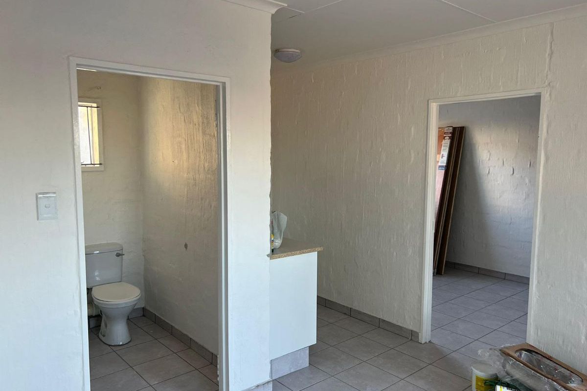 Beautiful 2-Bedroom And 1,5-Bathroom House In Oliven Ext 36 - Photo 3