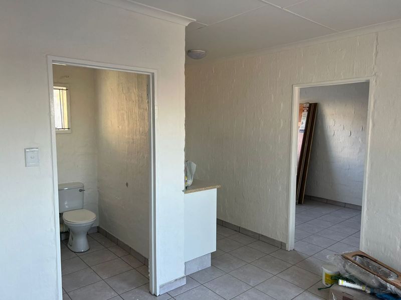 Beautiful 2-Bedroom And 1,5-Bathroom House In Oliven Ext 36 - Photo 5