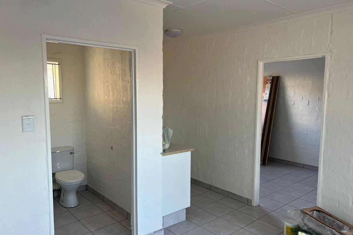Beautiful 2-Bedroom And 1,5-Bathroom House In Oliven Ext 36 - Photo 5
