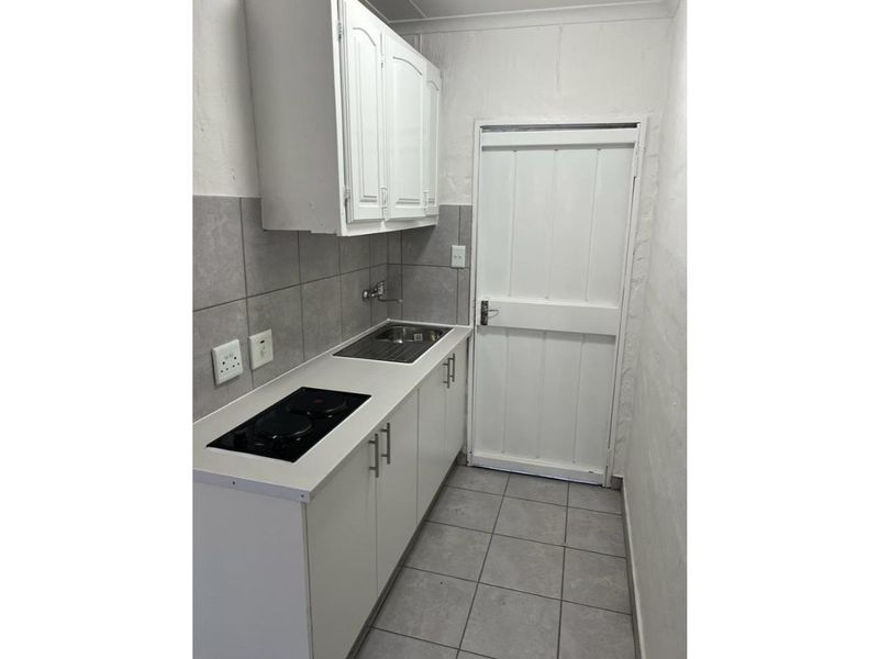 Beautiful 2-Bedroom And 1,5-Bathroom House In Oliven Ext 36 - Photo 2