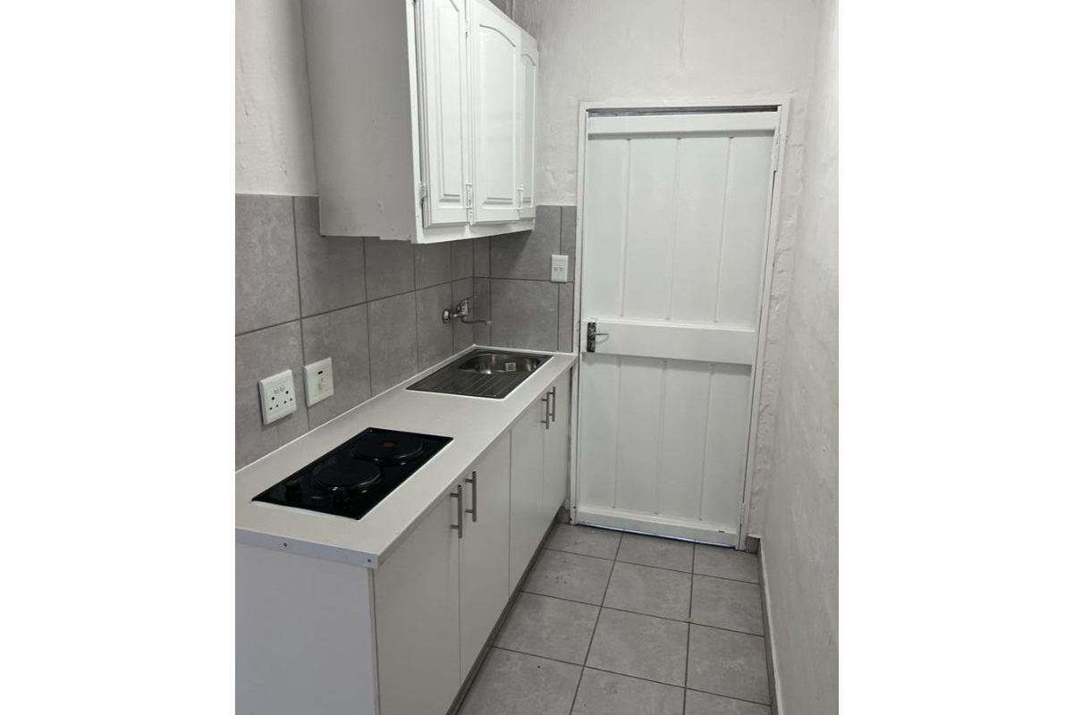 Beautiful 2-Bedroom And 1,5-Bathroom House In Oliven Ext 36 - Photo 2