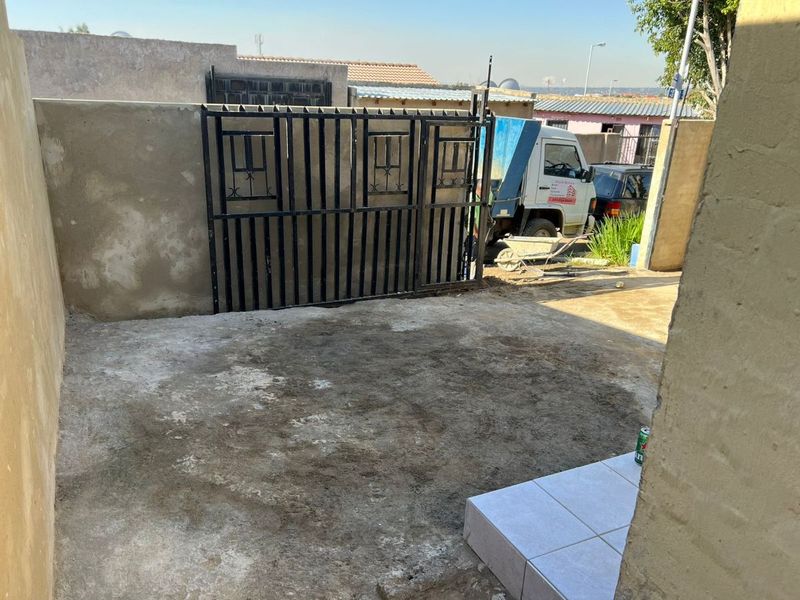 Beautiful 2-Bedroom And 1,5-Bathroom House In Oliven Ext 36 - Photo 9