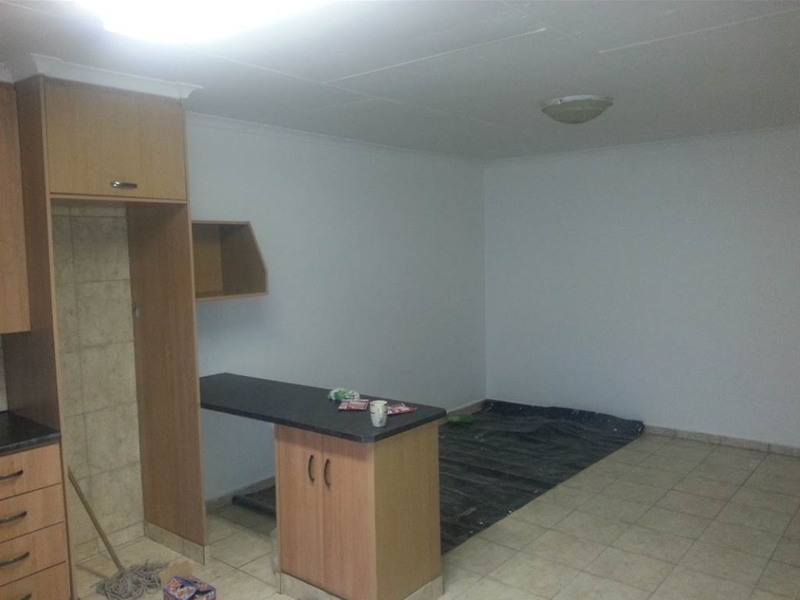 Secure 1-Bedroom And 1-Bathroom Apartment In Mondeor - Photo 2