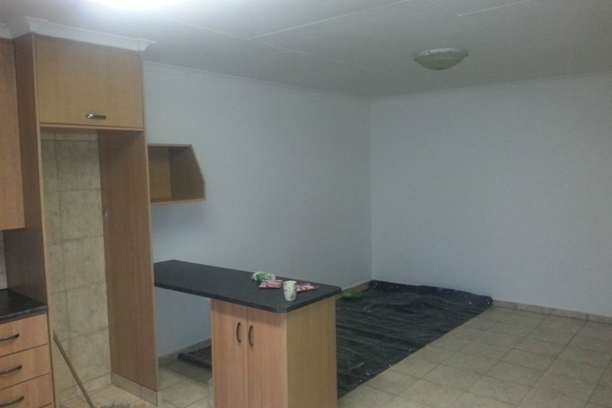 Secure 1-Bedroom And 1-Bathroom Apartment In Mondeor - Photo 2