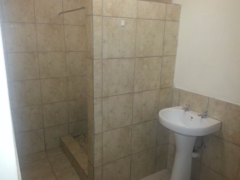 Secure 1-Bedroom And 1-Bathroom Apartment In Mondeor - Photo 3
