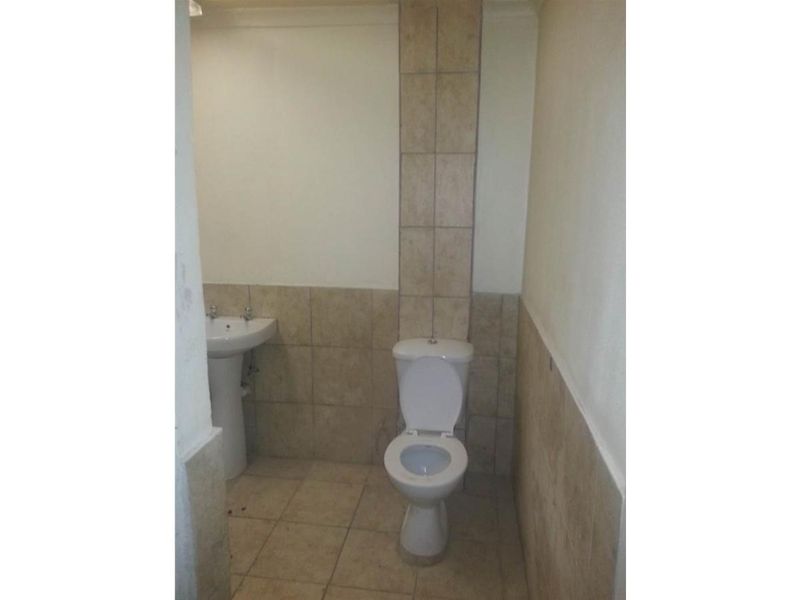 Secure 1-Bedroom And 1-Bathroom Apartment In Mondeor - Photo 4