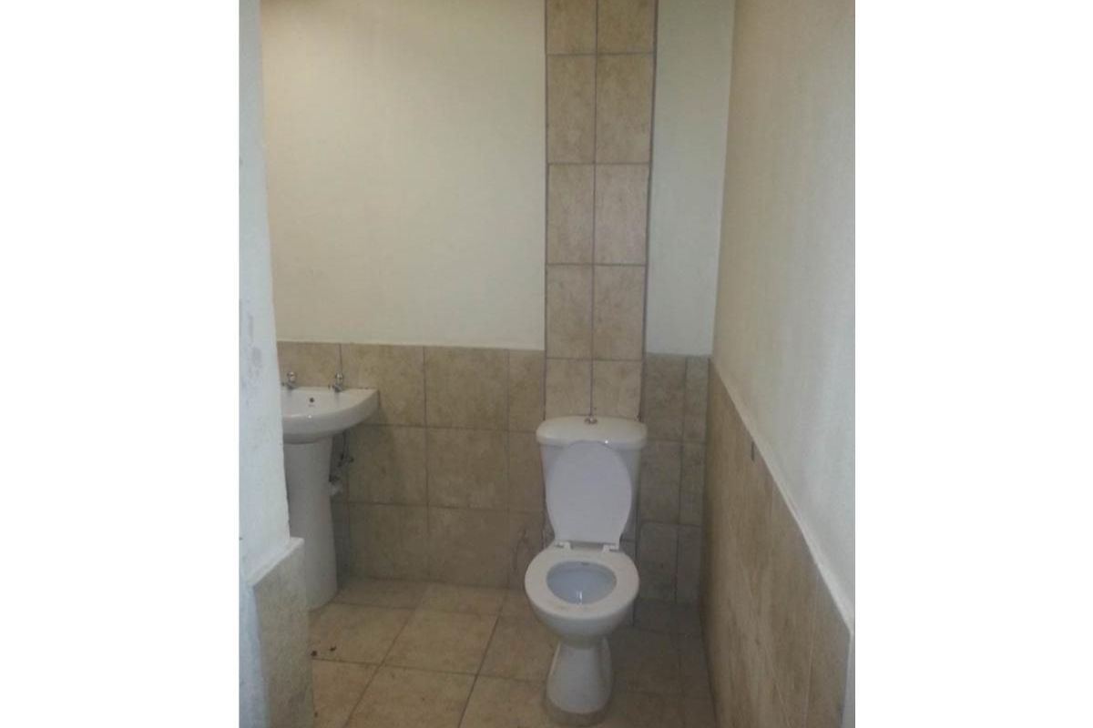 Secure 1-Bedroom And 1-Bathroom Apartment In Mondeor - Photo 4