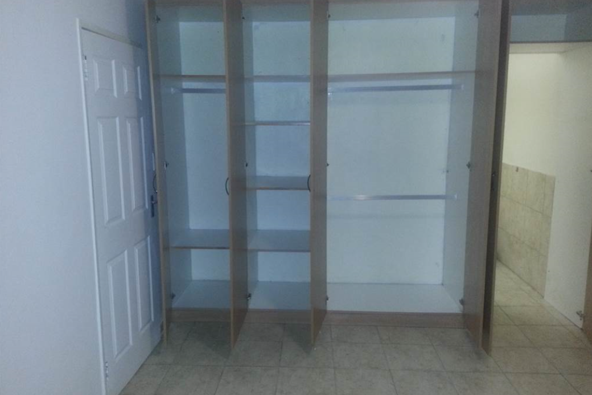 Secure 1-Bedroom And 1-Bathroom Apartment In Mondeor - Photo 5