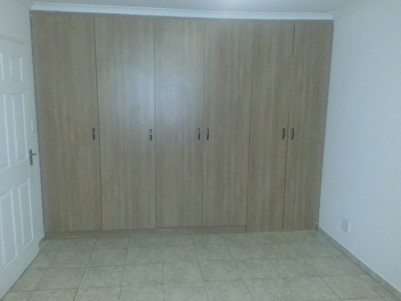 Secure 1-Bedroom And 1-Bathroom Apartment In Mondeor - Photo 7