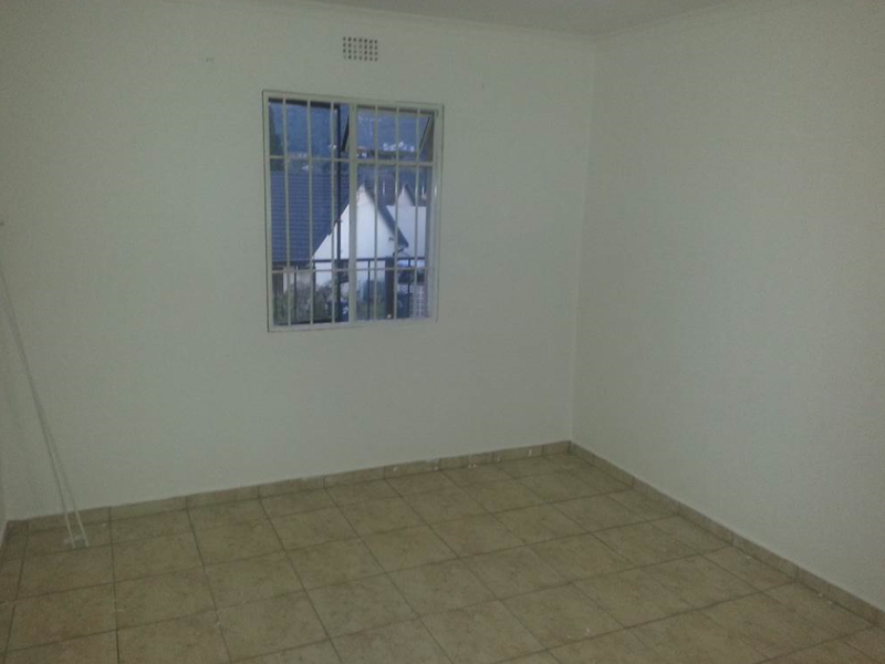 Secure 1-Bedroom And 1-Bathroom Apartment In Mondeor - Photo 6