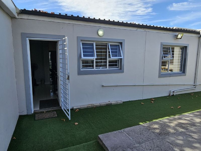 3 Bedroom Separate Entrance For Rent In Rondebosch - Photo 1