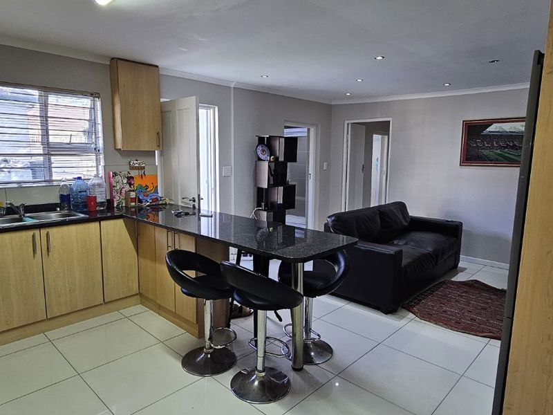 3 Bedroom Separate Entrance For Rent In Rondebosch - Photo 2