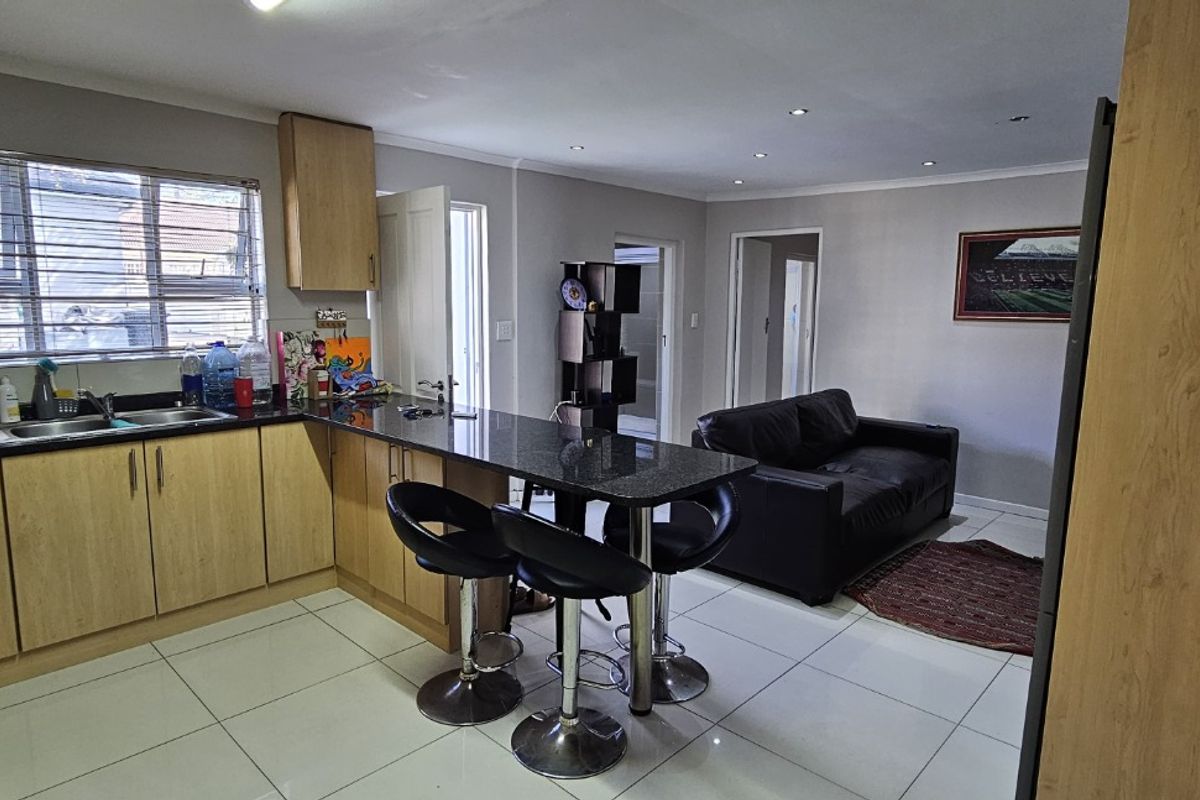 3 Bedroom Separate Entrance For Rent In Rondebosch - Photo 2