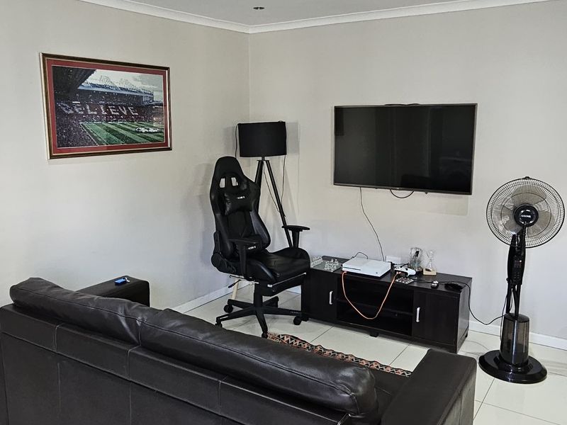 3 Bedroom Separate Entrance For Rent In Rondebosch - Photo 4