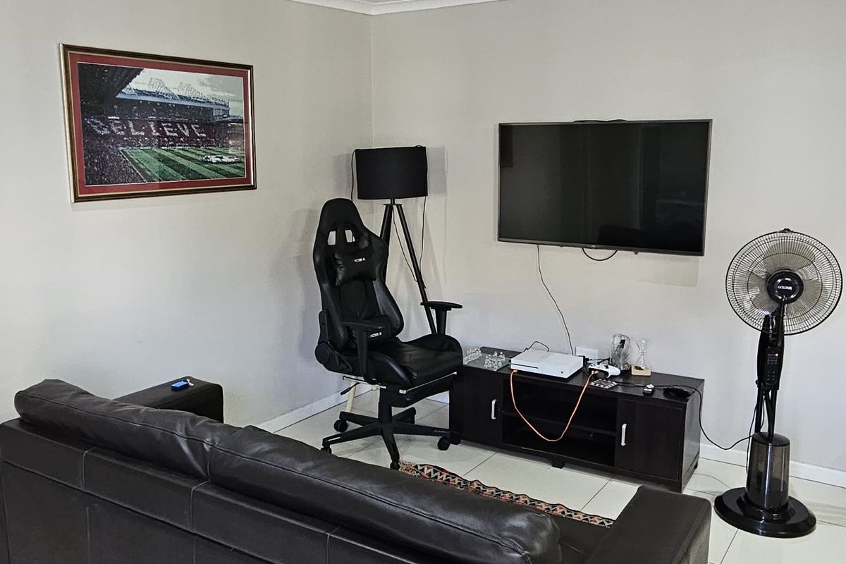 3 Bedroom Separate Entrance For Rent In Rondebosch - Photo 4