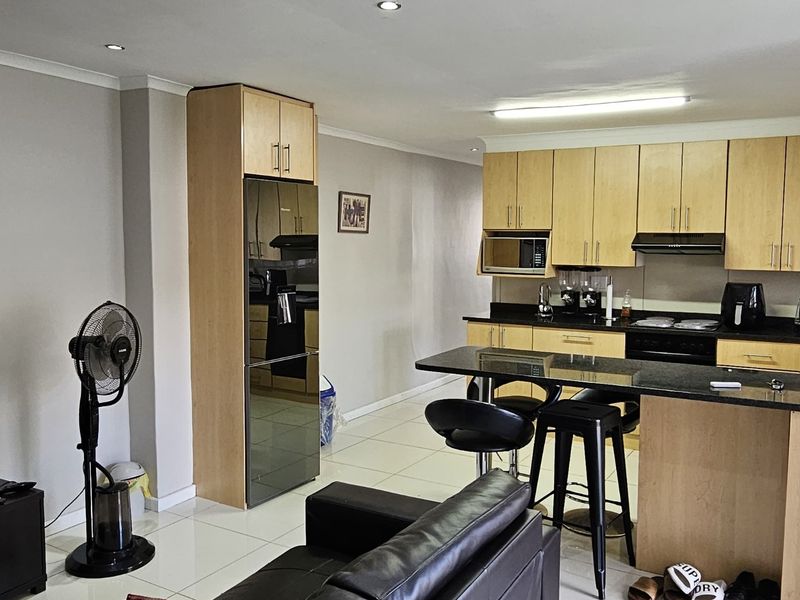3 Bedroom Separate Entrance For Rent In Rondebosch - Photo 3
