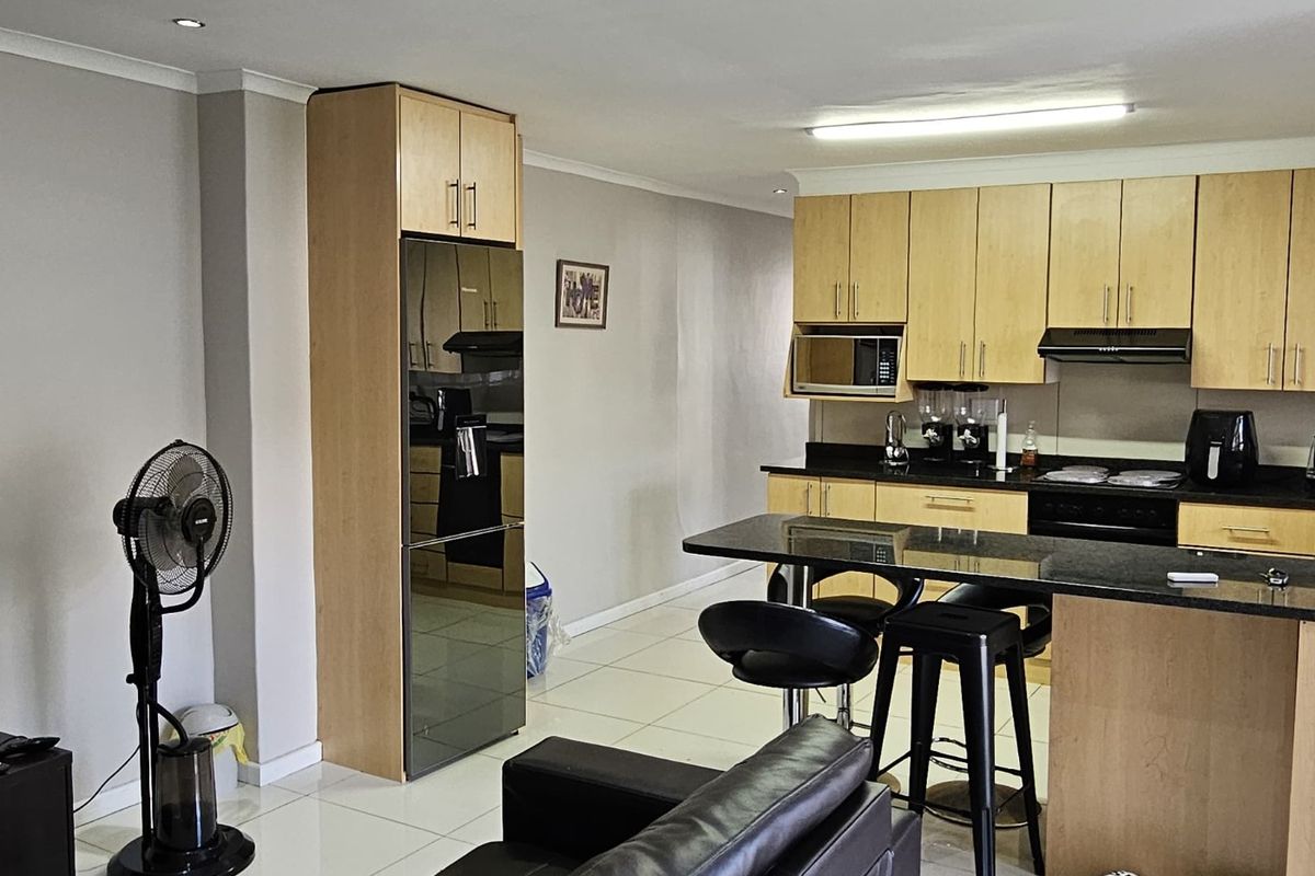 3 Bedroom Separate Entrance For Rent In Rondebosch - Photo 3