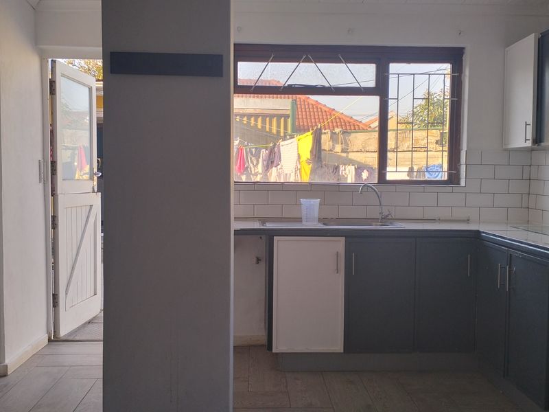 Lansdowne Bachelor Pad Separate Entrance - Photo 2
