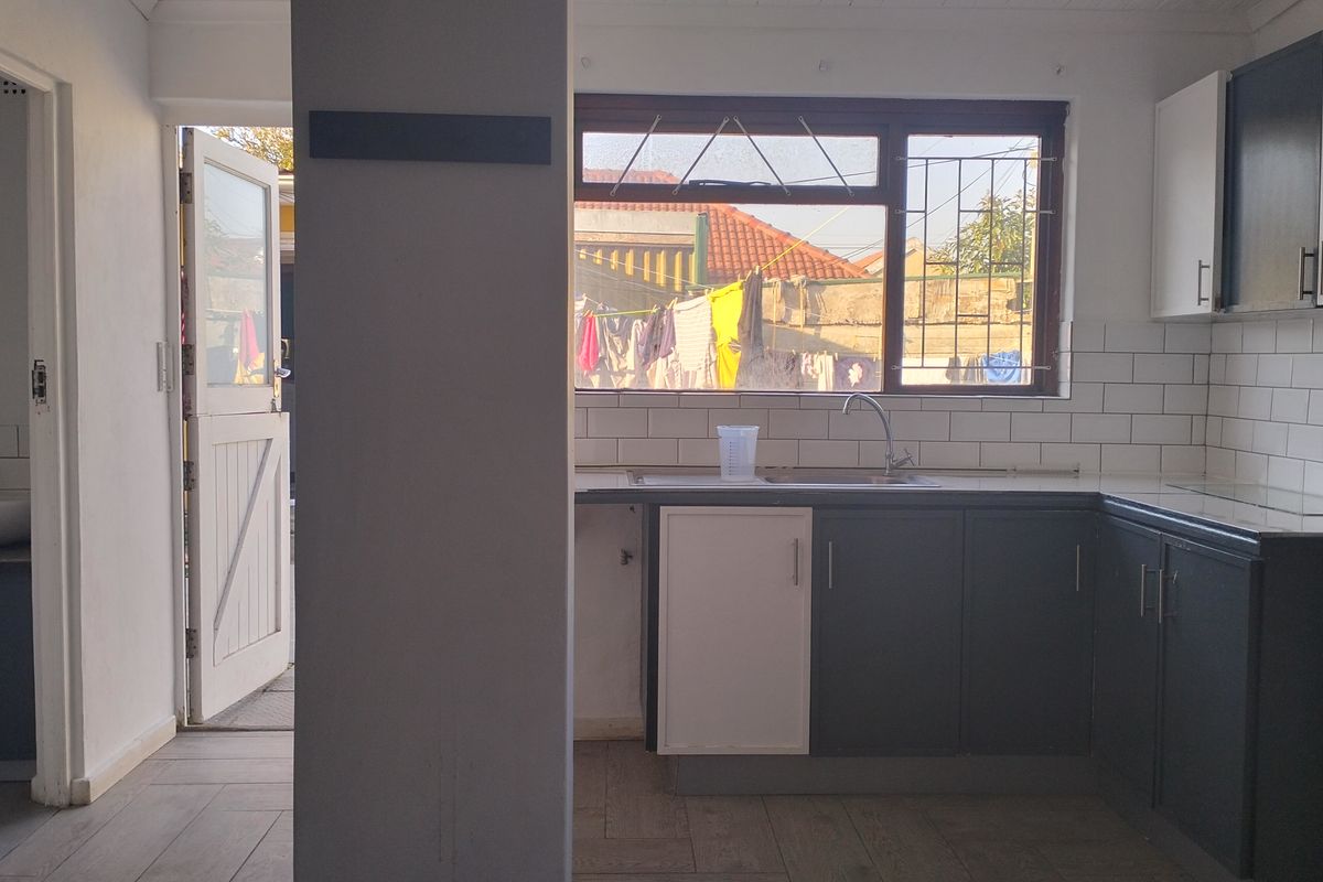 Lansdowne Bachelor Pad Separate Entrance - Photo 2