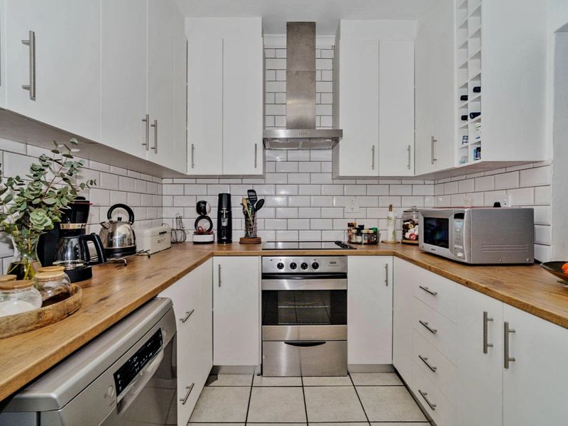 Charming 3-bedroom And 2-bathroom House In Oak Avenue With Solar System - Photo 3