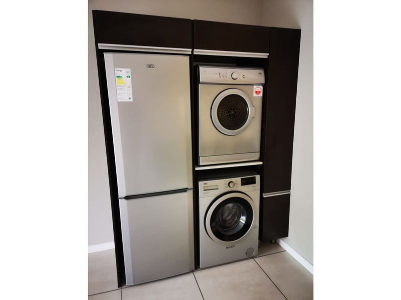 Ultra Modern 2bedroom And  2bath Apartment On The 1st Floor - Photo 10