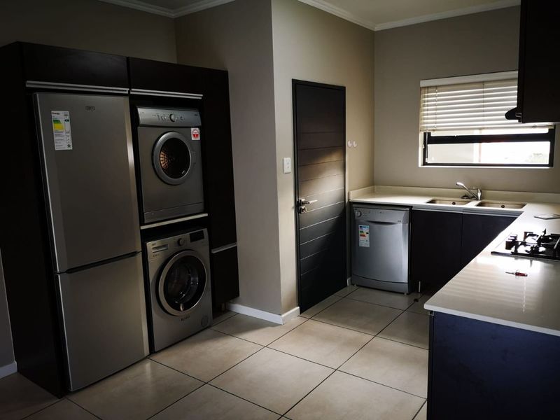 Ultra Modern 2bedroom And  2bath Apartment On The 1st Floor - Photo 9