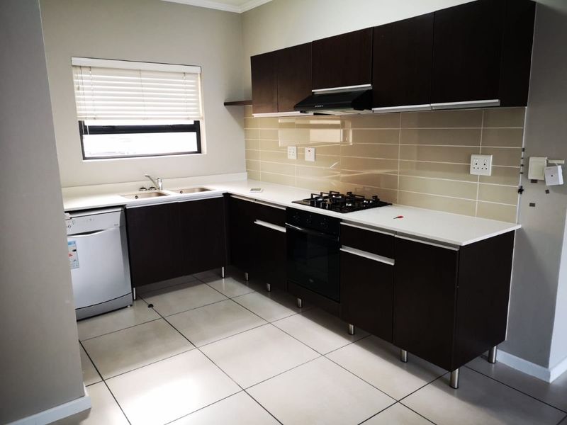 Ultra Modern 2bedroom And  2bath Apartment On The 1st Floor - Photo 2