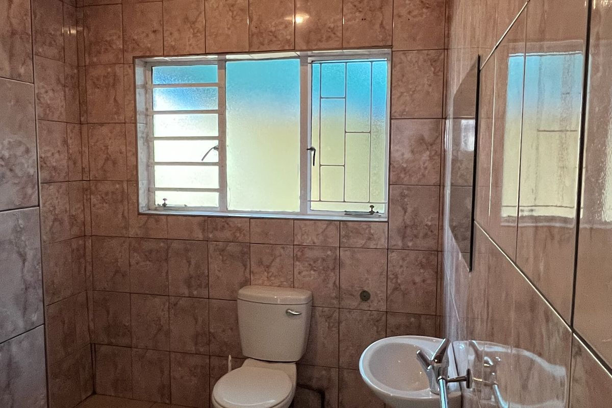 Spacious Studio/bachelor Apartment ,1-bathroom In Bosmont - Photo 3