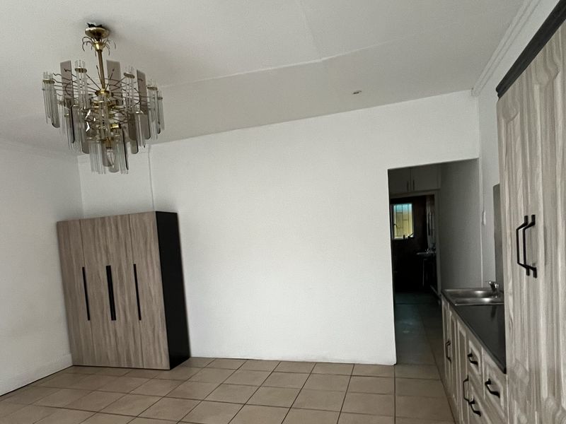 Spacious Studio/bachelor Apartment ,1-bathroom In Bosmont - Photo 5